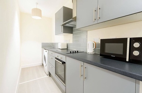 Adamsdown Apartment | Cardiff Emerald Suite| Contractors | Sleeps 5