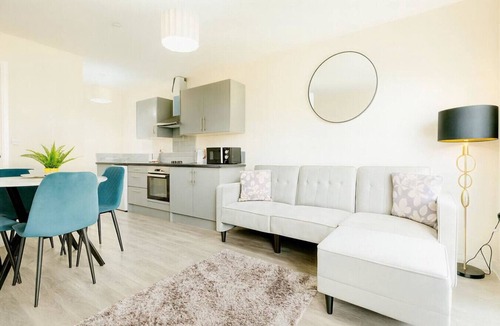 Adamsdown Apartment | Cardiff Emerald Suite| Contractors | Sleeps 5