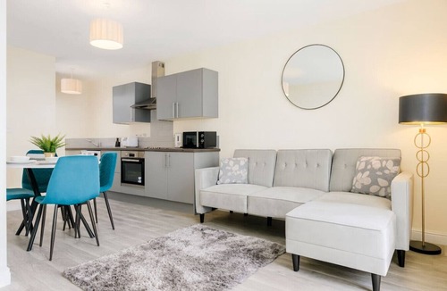 Adamsdown Apartment | Cardiff Emerald Suite| Contractors | Sleeps 5