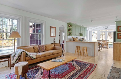 Rhinebeck House | Cardinal Crossing: Stylish & Spacious Hudson Valley Getaway with Heated Saltwate