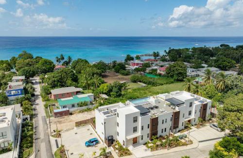 Gibbes House | Caribbean Luxury 2BR Walk to Beach Sky Pool Deck