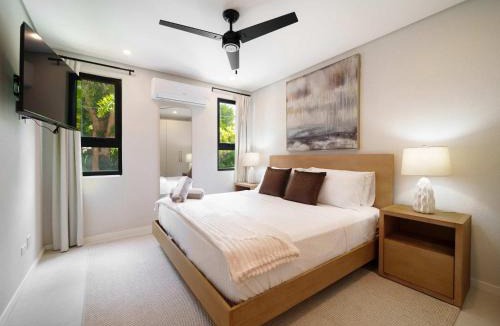 Gibbes House | Caribbean Luxury 2BR Walk to Beach Sky Pool Deck
