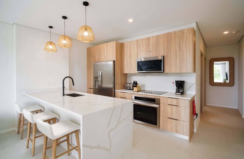 Gibbes Condo | Caribbean Luxury 2BR, Walk to Beach! Sky Pool Deck