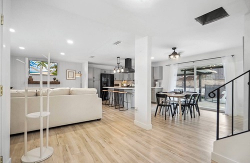 Eastside House | Carlton Serenity, Jacuzzi, Pool, BBQ, Games, Arcade, Fire Pit, 2 King Beds, Golf