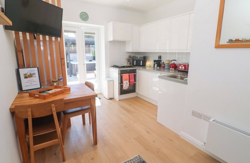 Carnbrea Cottage | CARN BREA, pet friendly, with hot tub in Illogan
