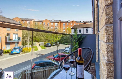 Wakefield Apartment | Carnforth 49 by Alt-Stay Contractor Accommodation - 2 Bed En Suite Contractor Home With Parking, Wi-Fi & Full Kitchen - Ideal For Long stays