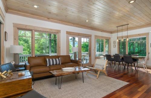 Laurel Ridge House | Carolina Blue Pet Friendly, Deck, Treetop Views