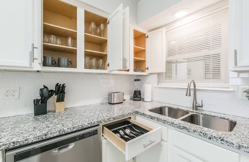 Spring Branch Central House | Carousel is a spacious, pet-friendly stay near Memorial City Mall and CityCentre, sleeping 12—ideal for families, groups, and work trips. Enjoy free WiFi, a washer/dryer, and a fully fenced yard for relaxing. Fully equipped and exceptionally clean.