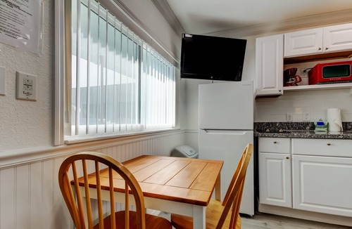Sunset Reef Hotel | 🌴Carousel Suite #5 – Your Beachy Studio 🏖️ Steps to the Beach!