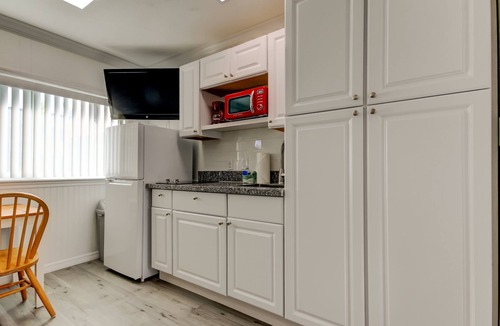 Sunset Reef Hotel | 🌴Carousel Suite #5 – Your Beachy Studio 🏖️ Steps to the Beach!