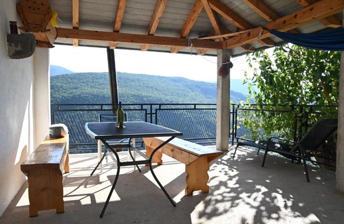 Grahovo Villa | Carpenter Wineyard