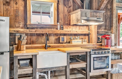 Quechee Condo | Carriage House Barn with Sweeping Farm Views
