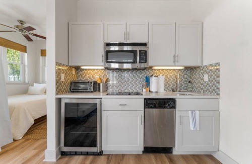 Rosemary Beach Apartment | Carriage House Studio/Sleeps 4/Walk to the Beach + Rosemary Town Center