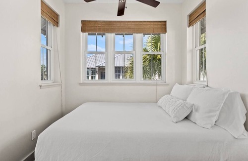 Rosemary Beach Apartment | Carriage House Studio/Sleeps 4/Walk to the Beach + Rosemary Town Center