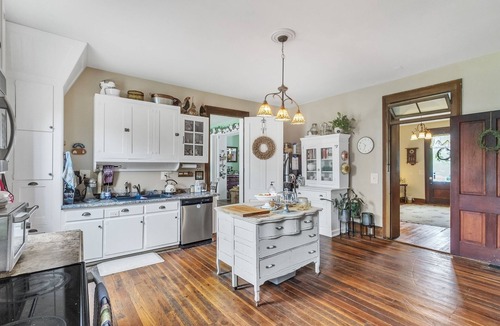 Glasgow Cottage | Carroll Cottage 1 Bedroom by Main Street Bed & Breakfast