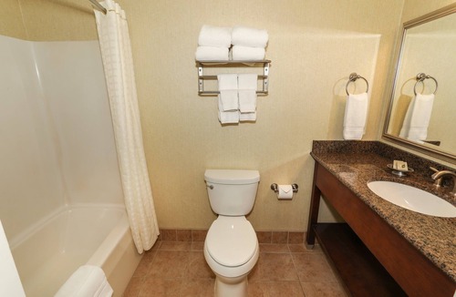 Fairfield Hotel | Carroll Valley Escape | King Room w/Golf Views