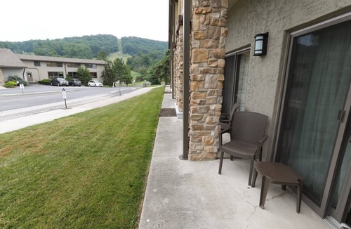 Fairfield Hotel | Carroll Valley Hotel | 2 Dbl Beds + Resort Access