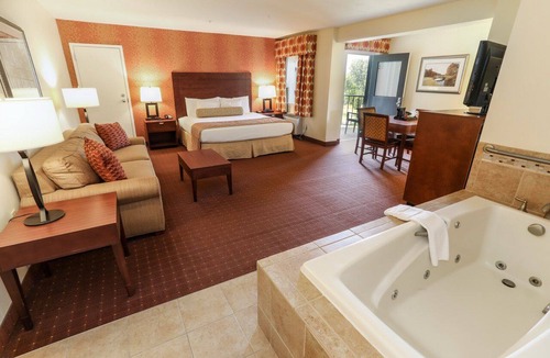 Fairfield Hotel | Carroll Valley Retreat | King Deluxe + Pool & Golf