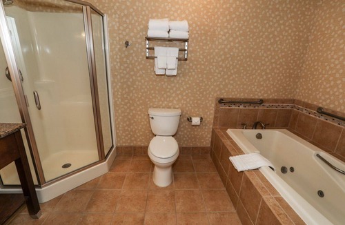 Fairfield Hotel | Carroll Valley Retreat | King Deluxe + Pool & Golf