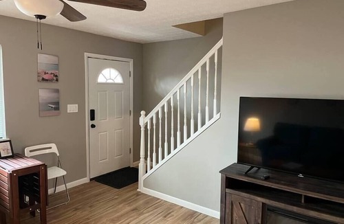 Norwood Apartment | Carter #4, Two bedroom unit near Xavier, Downtown