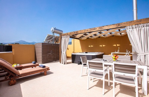 Karoti House | Carya Residence with outdoor hot tub on the roof terrace
