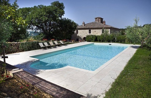 Rapolano Terme House | Casa Adalmina A: A pleasant and spacious apartment that is part of an ancient country house built on a hillside, surrounded by meadows and woods.