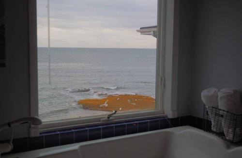 Morgan Point Villa | Casa al Mare Beachfront Retreat King Bed Near Yale