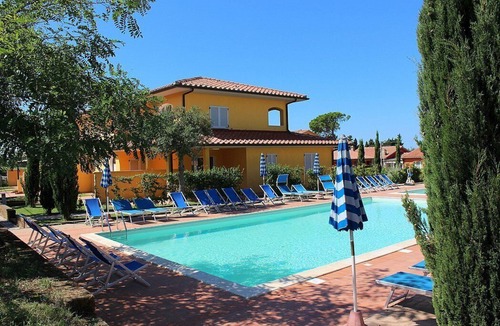 Puntone House | Casa Aliade E: A welcoming apartment that is part of a villa surrounded by the greenery.