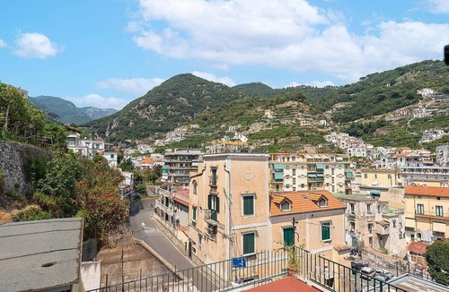 Minori House | Casa Alloro E: A welcoming apartment located in the center of Minori and a few meters from the sea.