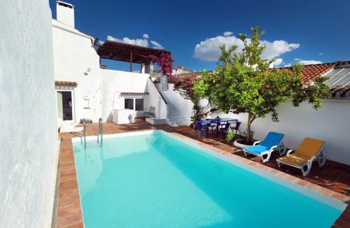 Avis House | CASA AMARELA