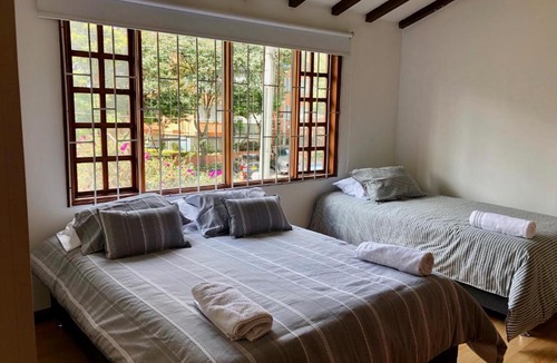 La Bella Suiza Hostel | Casa Amarilla Hostel