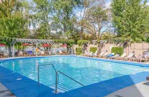 Vernon Condo | Casa Amigos: a beachfront resort 2bdrm condo w/heated pool, hot tub & BOAT SLIP
