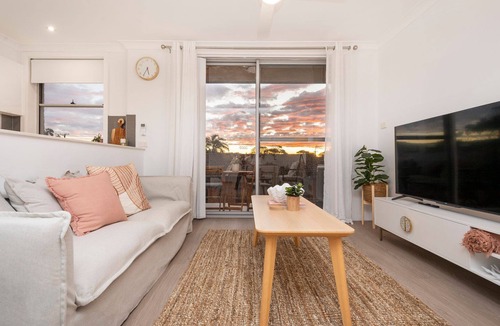Merewether Apartment | Casa Amor - Coastal apartment short walk to the beach, cafes and restuarants