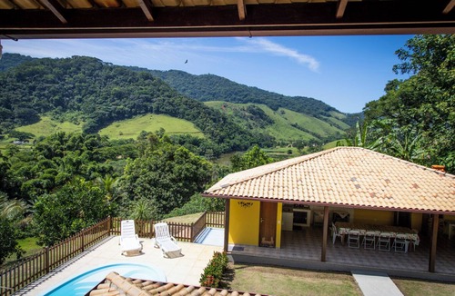 Macae House | Casa ampla c piscina e churrasq em meio à natureza