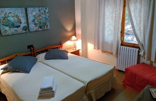 Isabena House | Casa Baltasar, ideal for families and friends, with garden and barbecue.