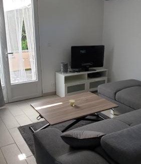 Pierrefeu-du-Var Apartment | CASA BELLA