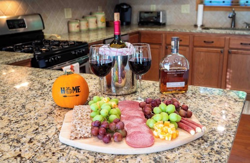 Beech Mountain Ski Chalet | Casa Bella -Sleeps 10 -Hot Tub + Fireplace- EV Charger - 5 Min to Ski Resort