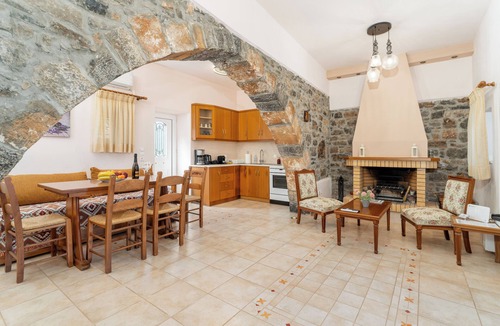 Mavrikiano House | Casa Betini | Charming Traditional Maisonette with Jacuzzi & Stunning Bay Views