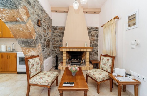 Mavrikiano House | Casa Betini | Charming Traditional Maisonette with Jacuzzi & Stunning Bay Views