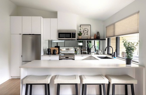 Whyte ave Apartment | Casa Bramble Luxury 2Bed Suite near UofA Hospital