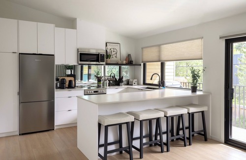 Whyte ave Apartment | Casa Bramble Luxury 2Bed Suite near UofA Hospital