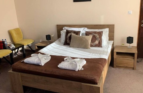 Moieciu Bed & Breakfast | Casa Bucegi - 1 Queen BR 2