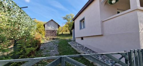 Visinesti House | Casa bunicilor- liniștea prispei, răcoarea beciului și aerul poianei
