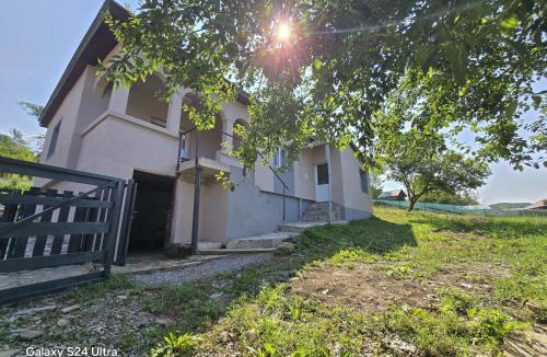 Visinesti House | Casa bunicilor- liniștea prispei, răcoarea beciului și aerul poianei