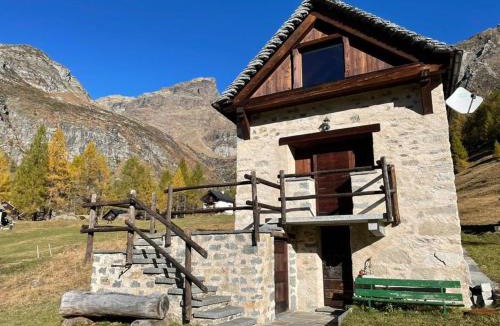 Cantone Ski Chalet | Casa Cantone Devero-baita storica con balcone e giardino, posizione comoda e soleggiata- spazio biciclette