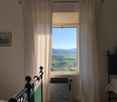 Casale Marittimo Bed & Breakfast | Casa Cerboneschi B&B in a medieval village with Panoramic Tuscan Hills