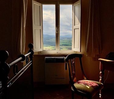 Casale Marittimo Bed & Breakfast | Casa Cerboneschi B&B in a medieval village with Panoramic Tuscan Hills