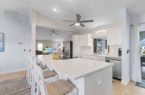 Pelican House | Casa Colada, A Modern 4-Bedroom Cape Coral Retreat