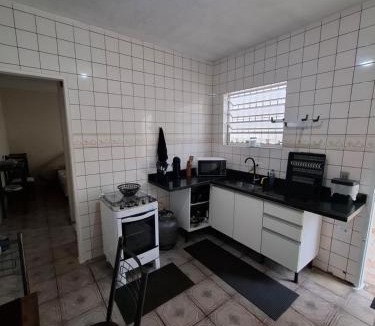 Raul Cury House | Casa com churrasqueira e piscina