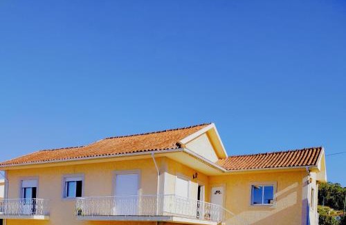 Amares House | Casa com jardim privado e estacionamento no interior